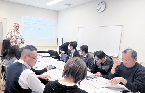 ガイドの役割を解説するセバスチャンさん（奥）