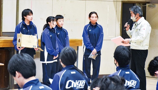 生徒の発表を講評する古宮さん