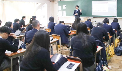 各教室で生徒に取り組みや思いを伝えた