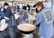 豚汁千食を振る舞い