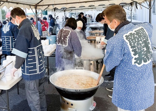 温かい豚汁を振る舞う（ことし1月2日の様子）
