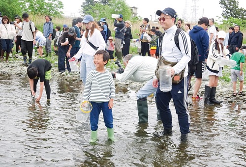 放流を楽しむ参加者＝提供