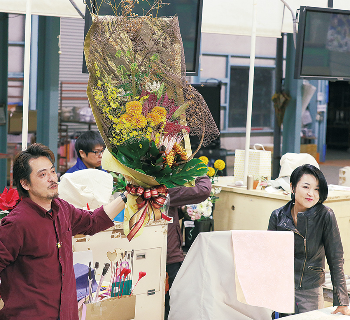 花制作 ラッピングに驚嘆 セリ会場に50人詰めかけ 小田原 箱根 湯河原 真鶴 タウンニュース