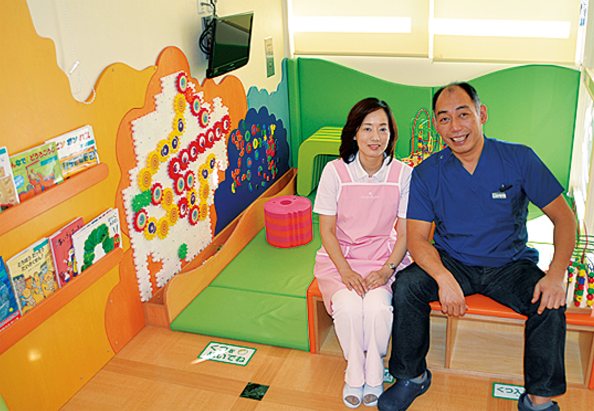 沢山のおもちゃや絵本など充実したキッズルームで事務長を務める奥様と