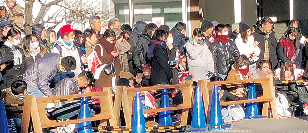 小田原中継所に設置された木製の柵