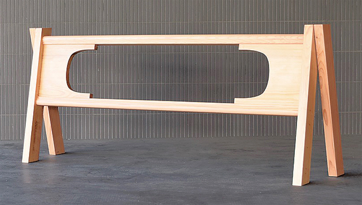 笠木や中央のくりぬき部分のモチーフは蒲鉾