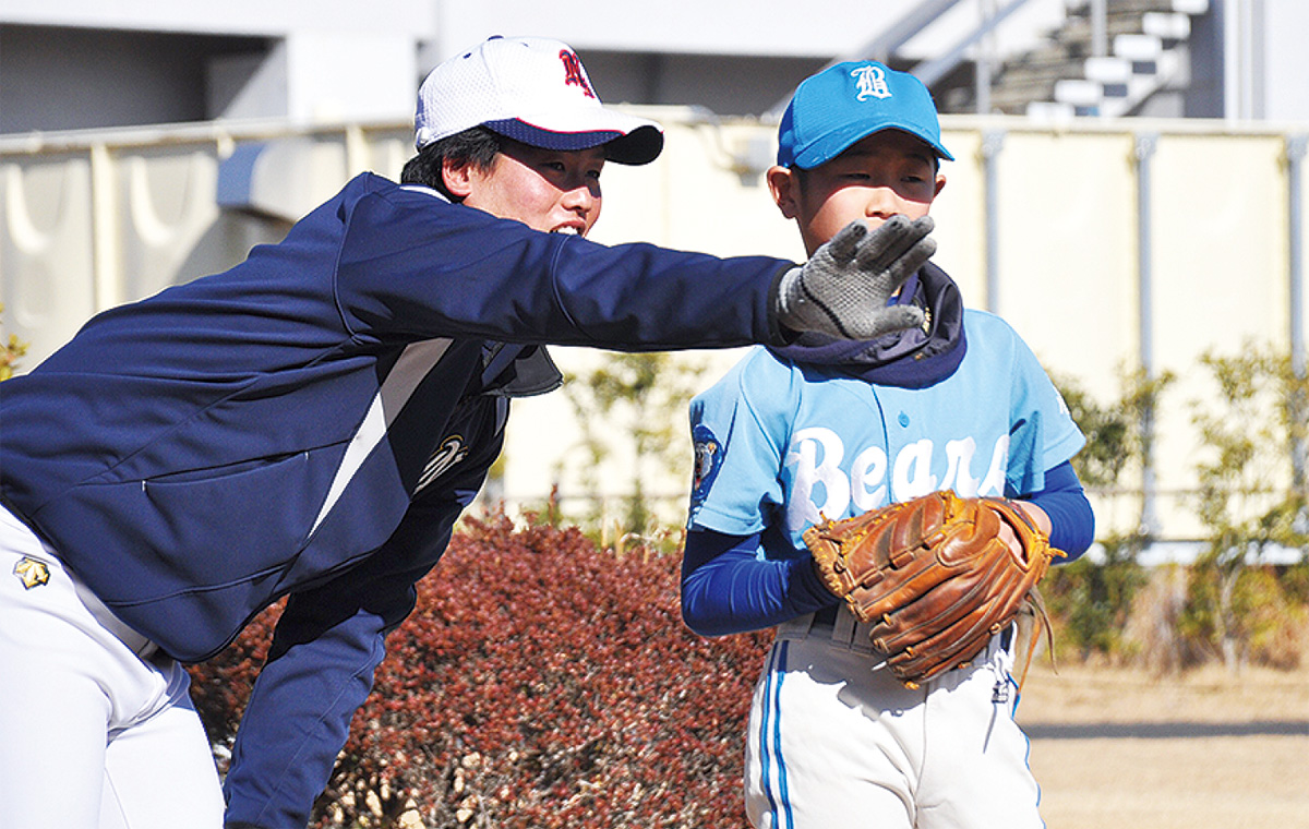 コースを指示する小松投手