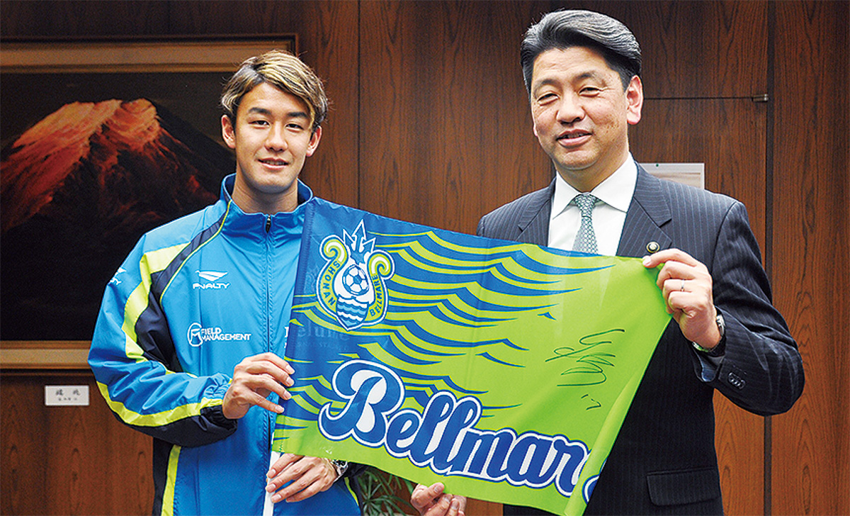 秋野選手（左）と加藤市長