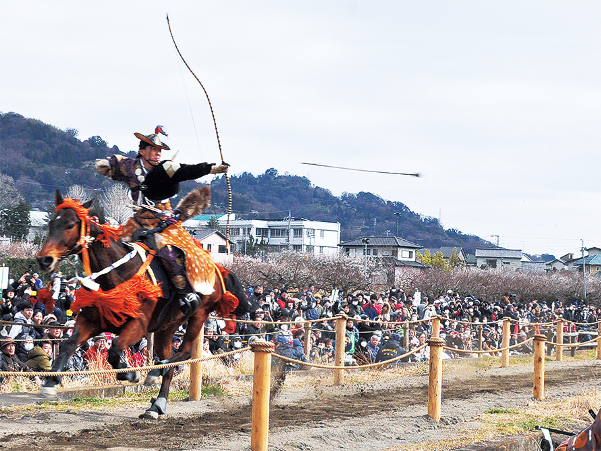 馬上の雄姿に歓声