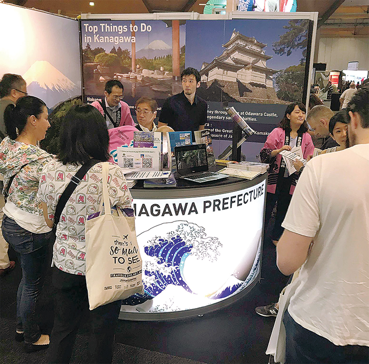 World Travel Expoの神奈川県ブースと来場者
