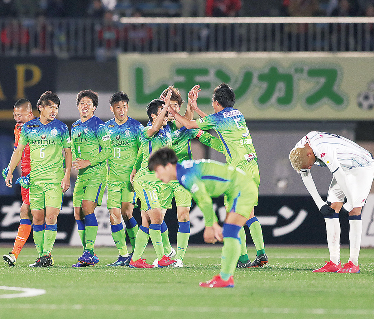 開幕勝利を喜ぶベルマーレイレブン