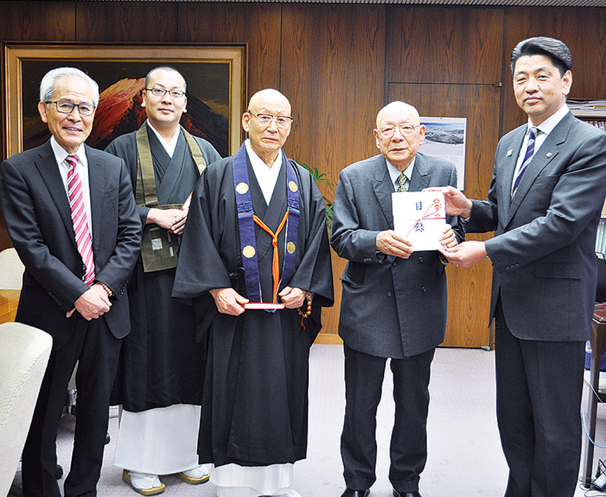 支援金を手渡す安藤会長（右から2人目）