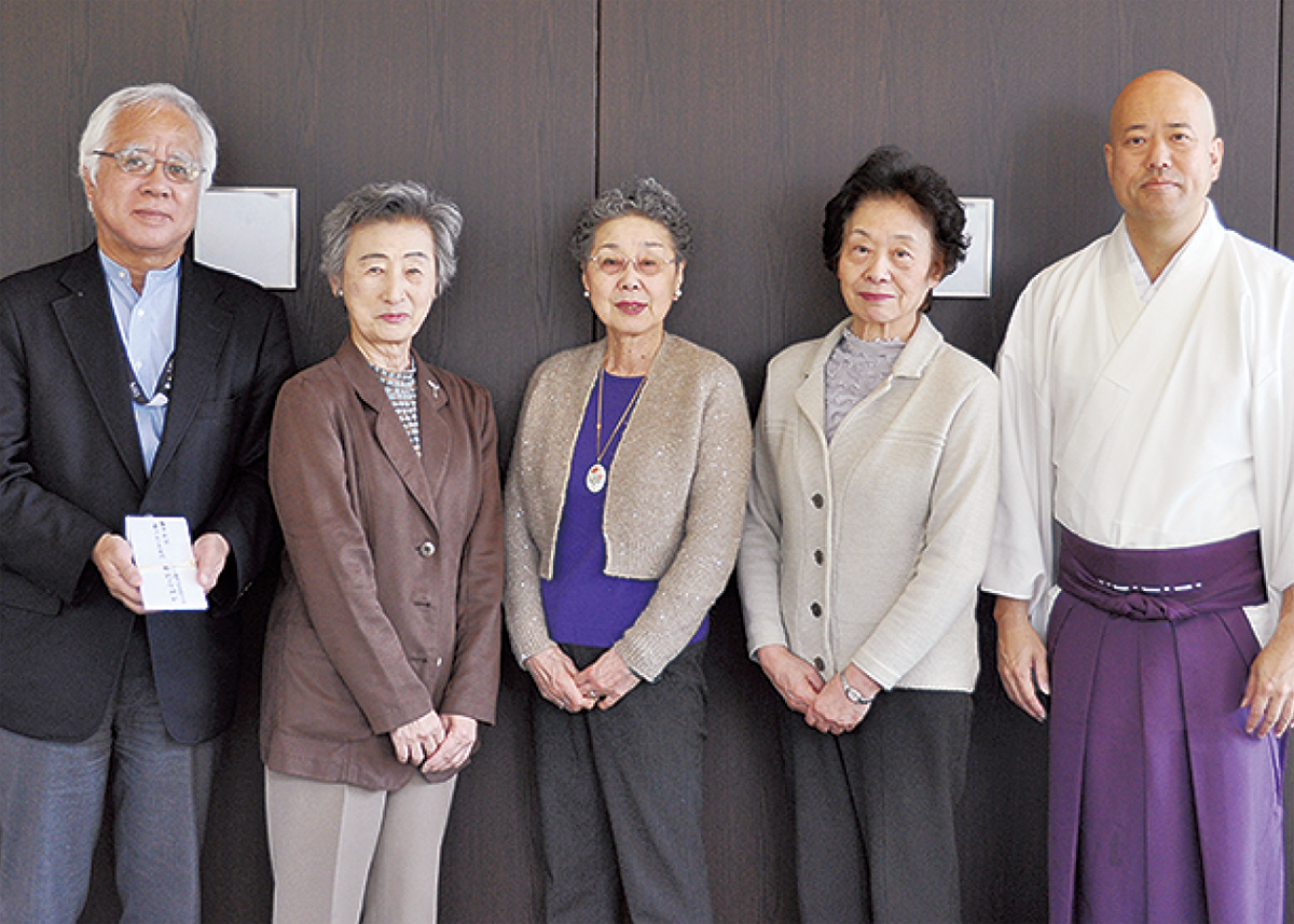 毎日新聞社の澤支局長（左）に手渡された