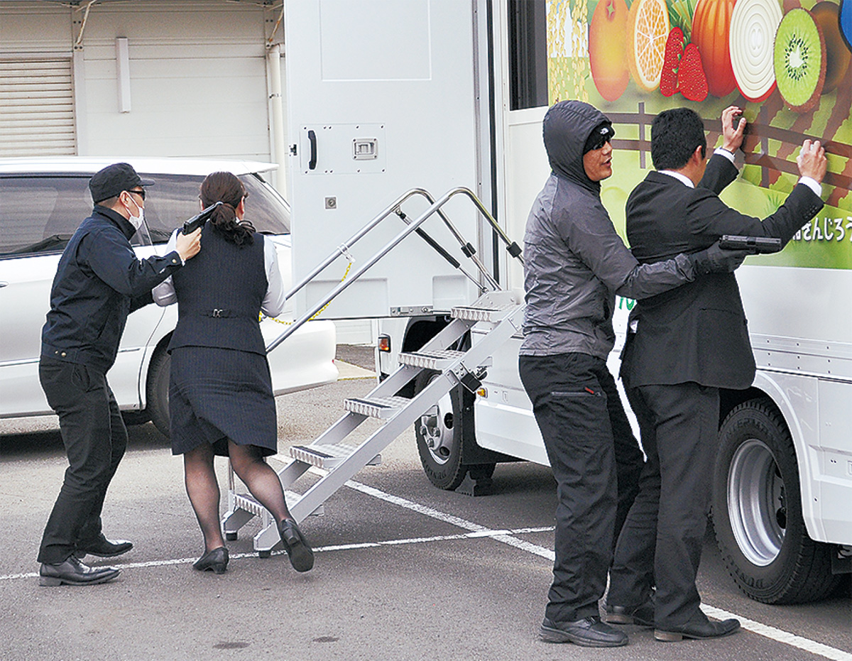 移動店舗で強盗訓練