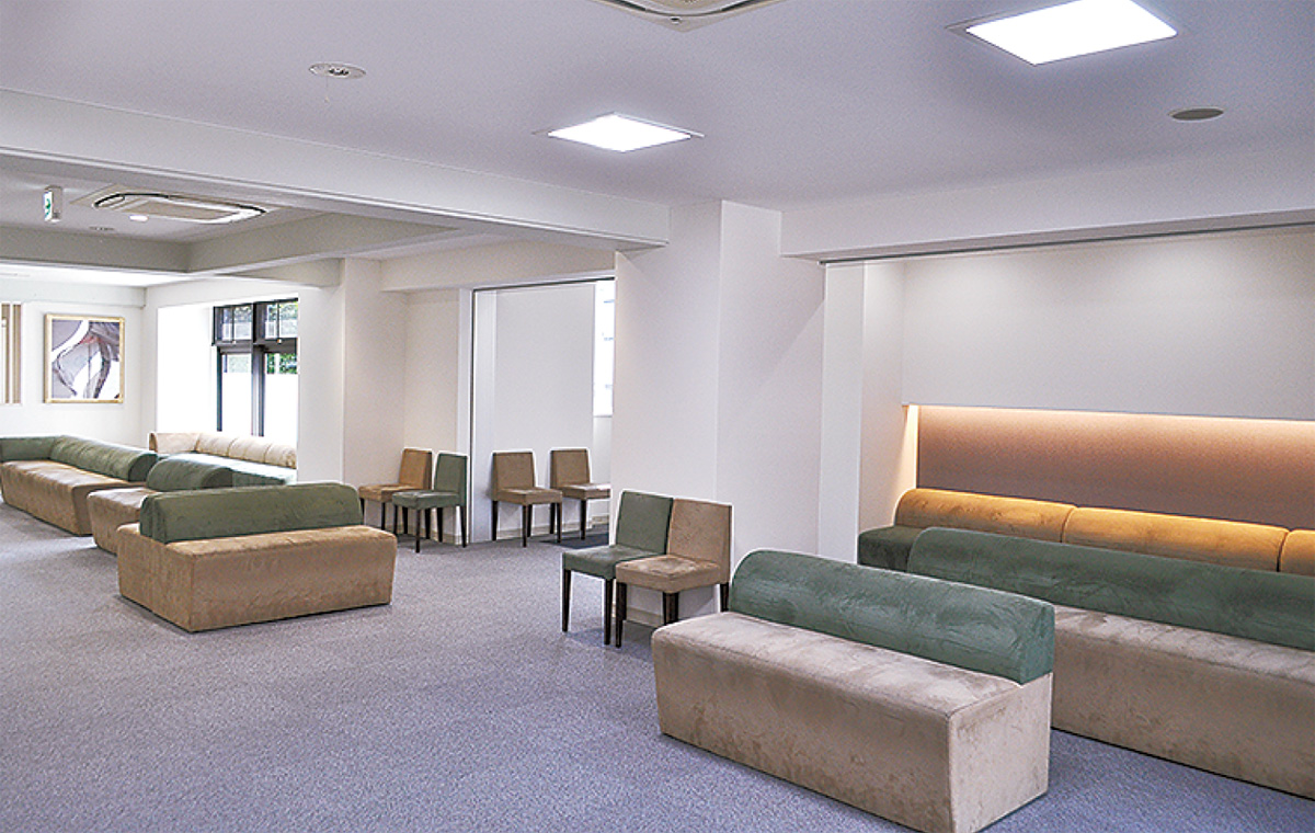 １階待合室もゆとりある空間に