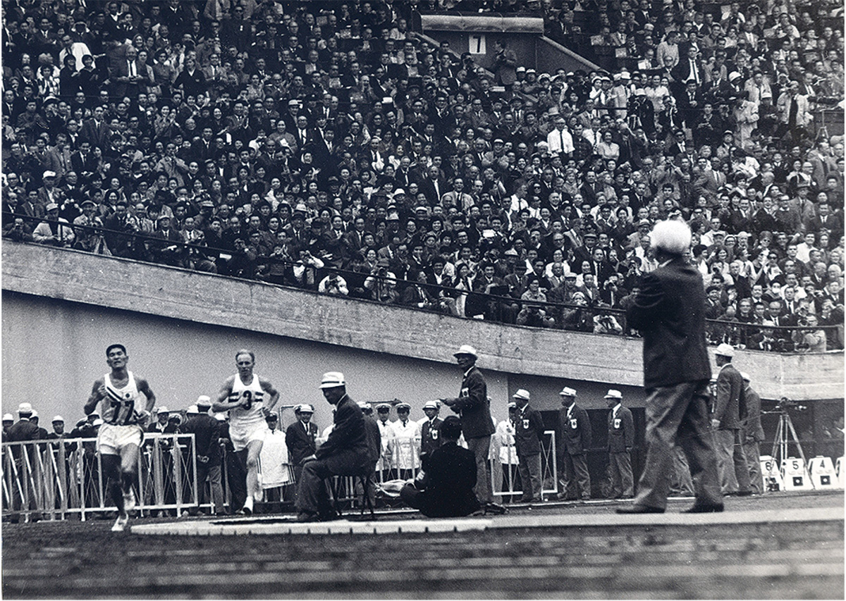 マラソン円谷選手のゴールを見守る渋谷先生