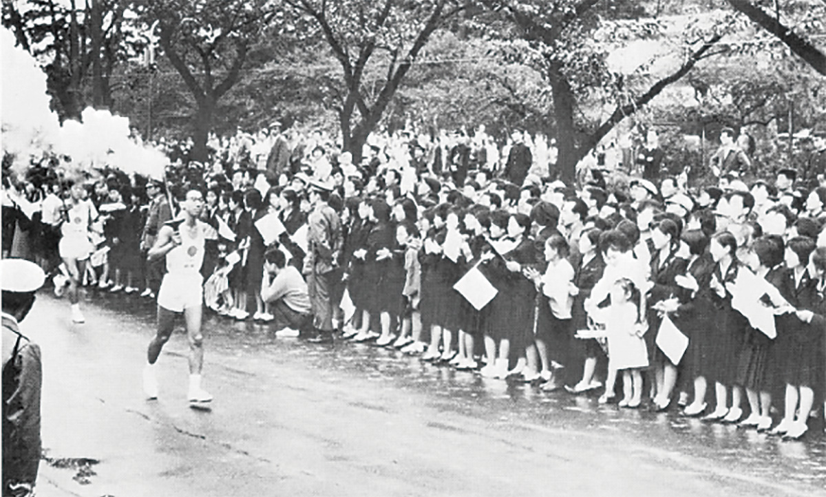 お堀端通りを通過する1964年の聖火リレー提供：小田原市デジタルアーカイブ