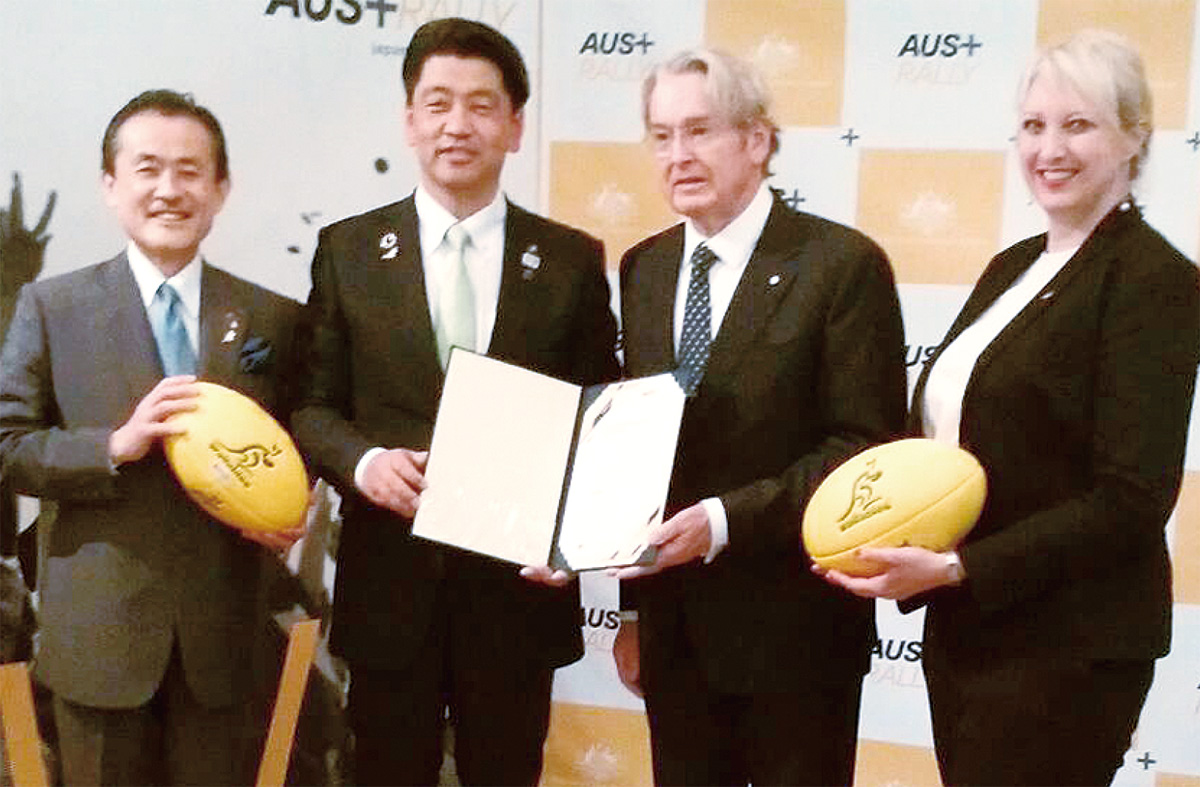 リチャード大使から認定証を受け取る加藤市長（中央左）