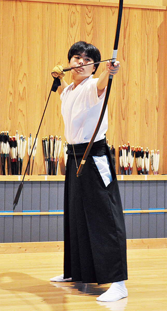 弓を引く生沼さん