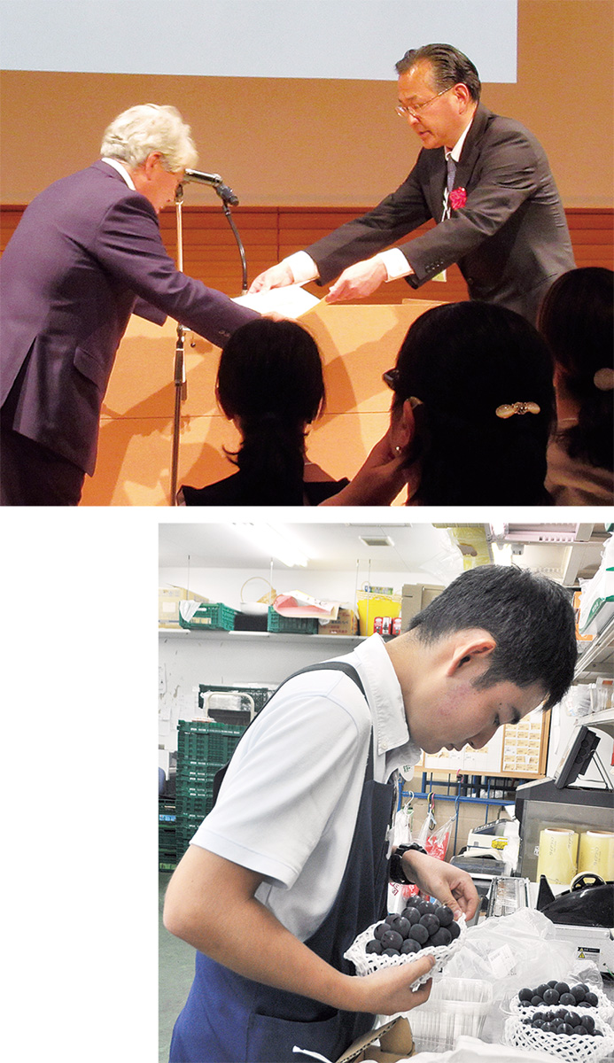 (上)表彰状を受ける神戸社長 (下)商品をネットにかける亀井さん