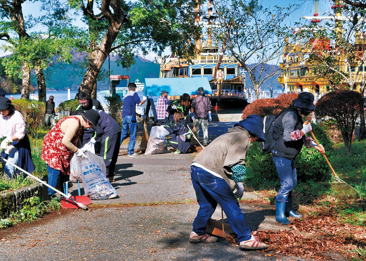 丁寧にごみなどを拾う参加者