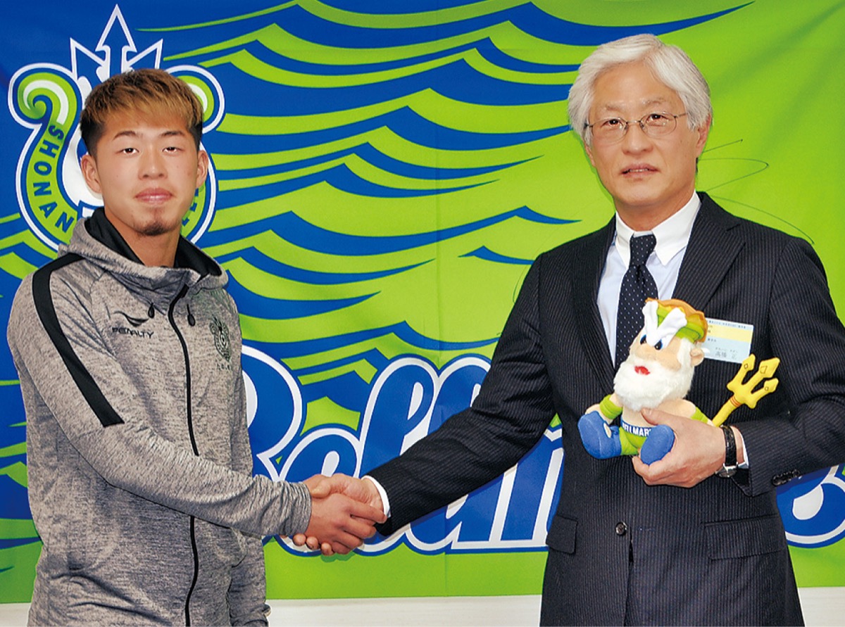 高橋教育長と握手する鈴木選手（湯河原町）