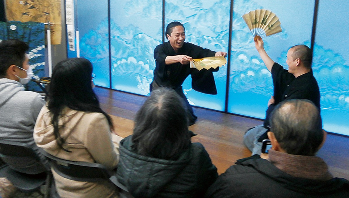 狂言を楽しんで