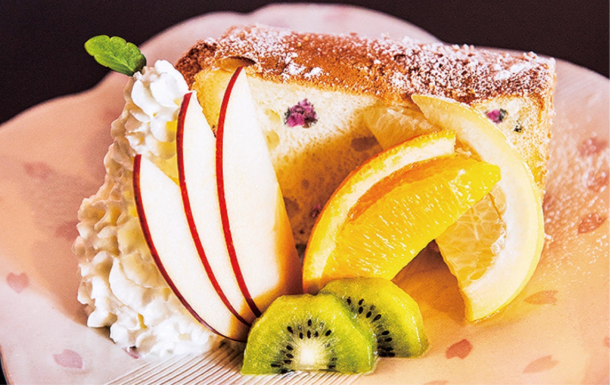 山門の脇に佇むカフェ空には、桜のシフォンケーキなどスイーツも充実。精進料理「普茶ご飯」も提供している