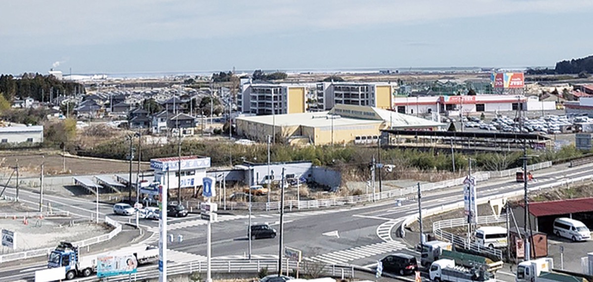 津波で被害を受けた地域に建つ復興公営住宅。国道6号線には、原発に携わる車が行き来している=浪江町役場提供(2020年3月3日撮影)