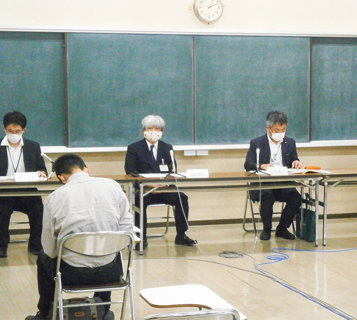 昨年の入込観光客数について説明する町職員