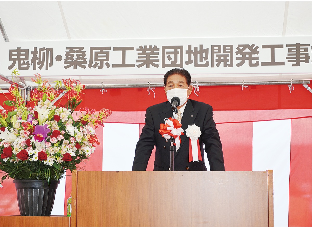 竣工式で挨拶する大野氏。土地所有者や近隣住民、工事関係者への感謝、地域発展への思いを述べた