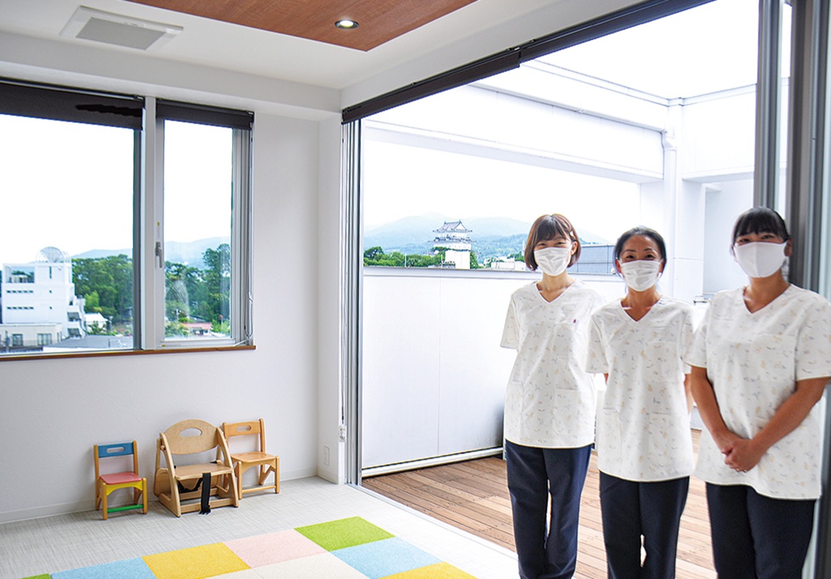 広々と開放的な園内からは小田原城や海も望める