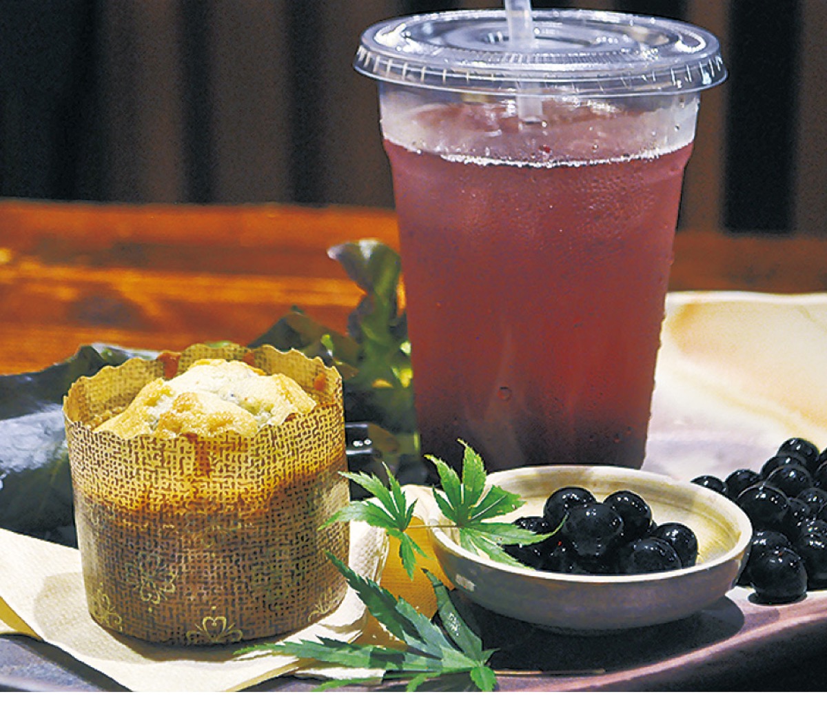 販売するブルーベリーのアイスティーとカップケーキ