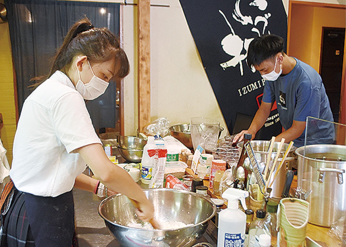 カップケーキを作る芹澤さん