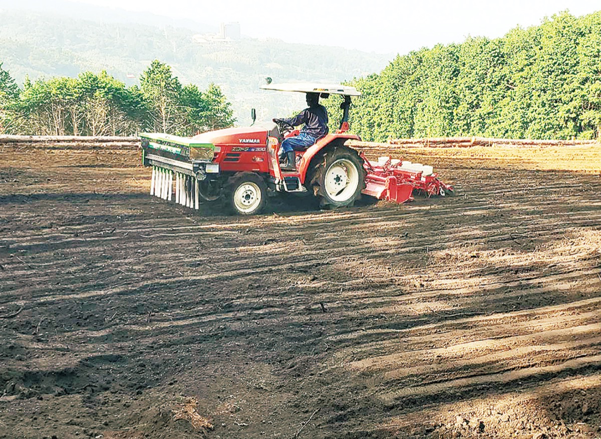 トラクターで畑づくり