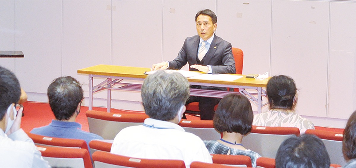 職員に訓示する松本町長