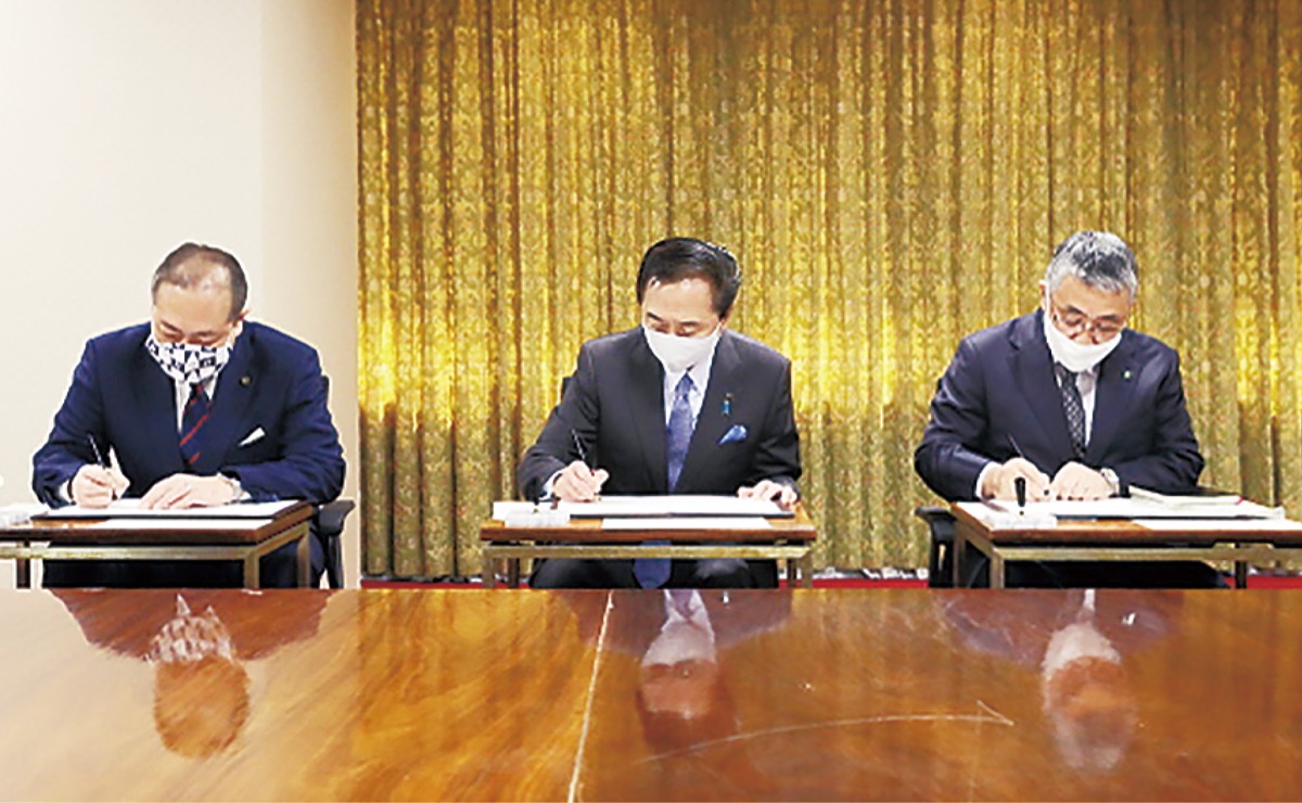 （左から）署名する守屋市長、黒岩知事、吉川理事長