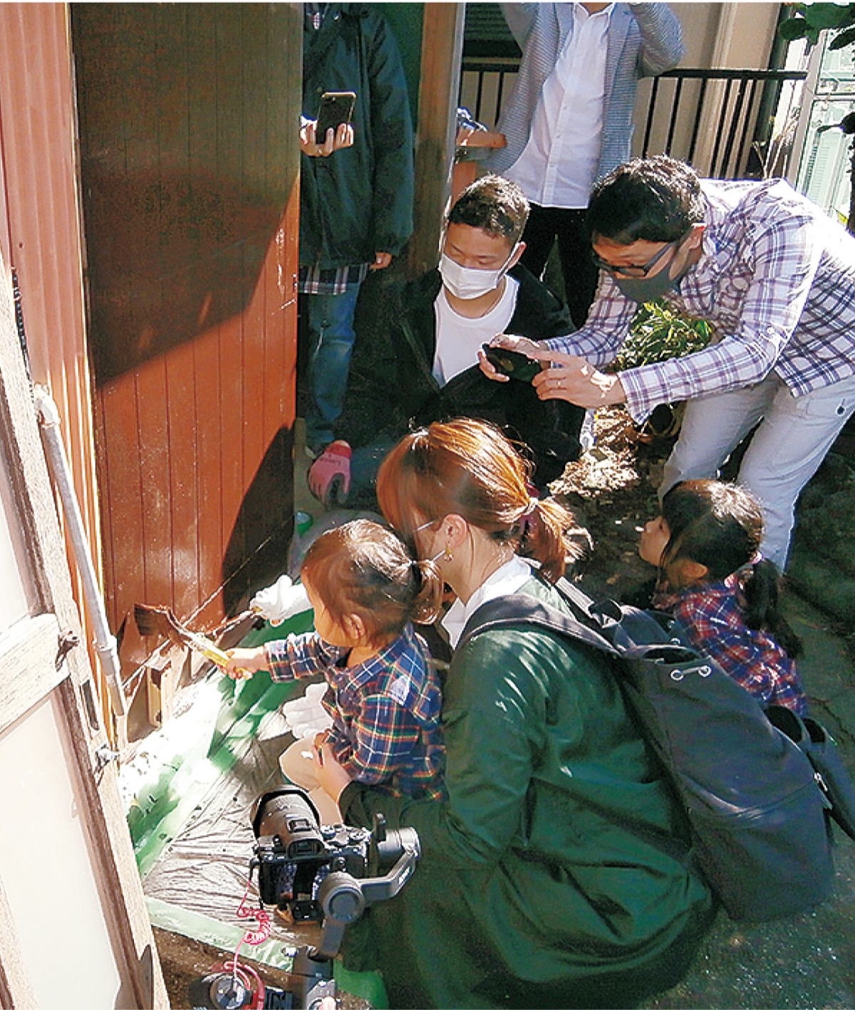 最後の仕上げに取り組む参加者