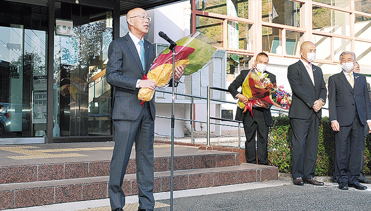 職員を前に決意を語る勝俣町長