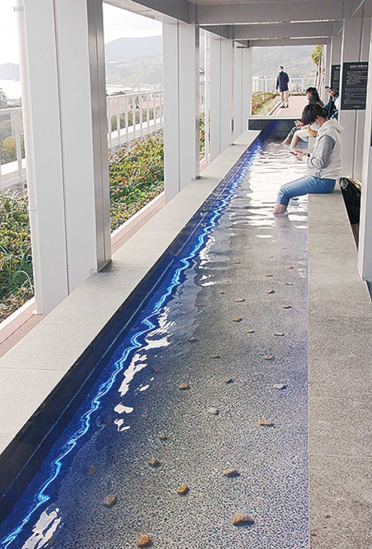 14階建てのタワー棟の最上階には無料の足湯も