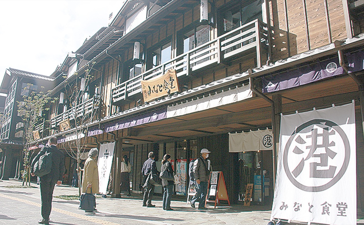 ４階建ての宿場町風の商業施設