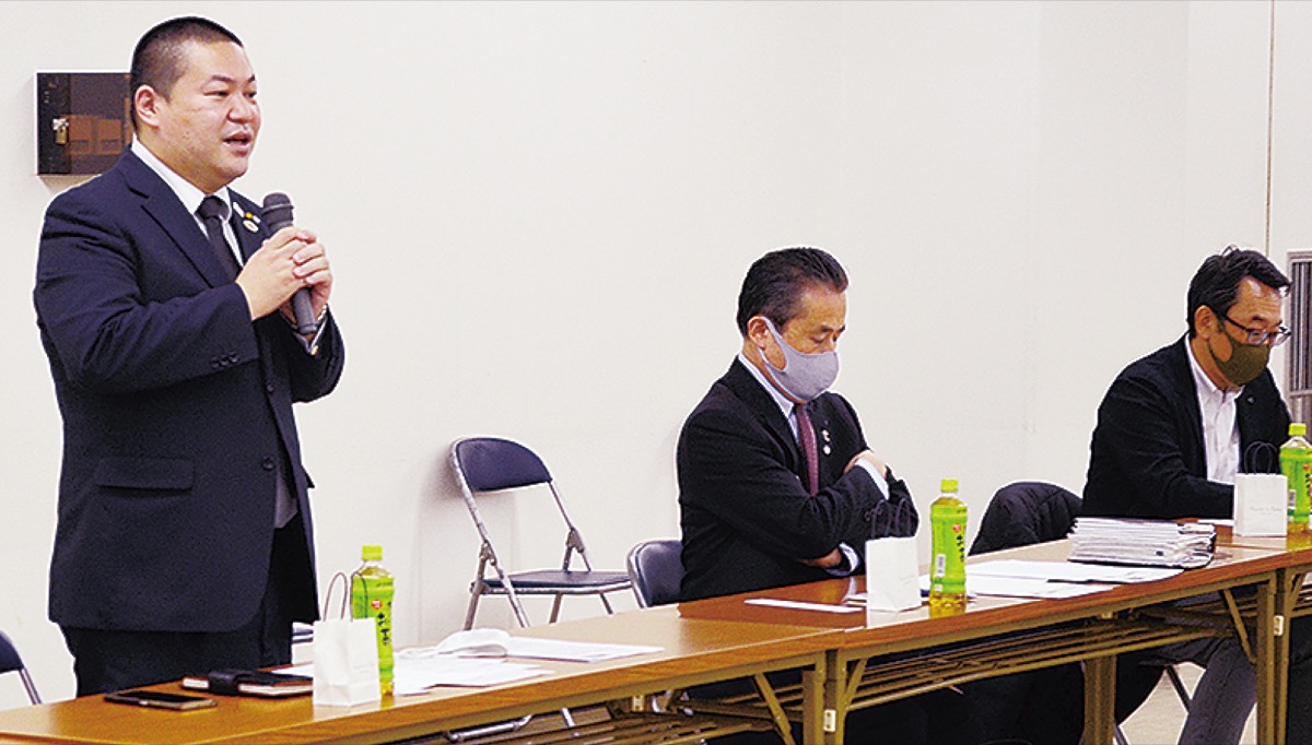 発言する鈴木聖委員長