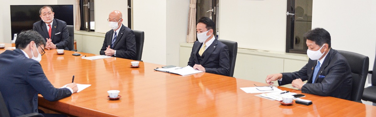 小田原市役所内の庁議室で行われた座談会