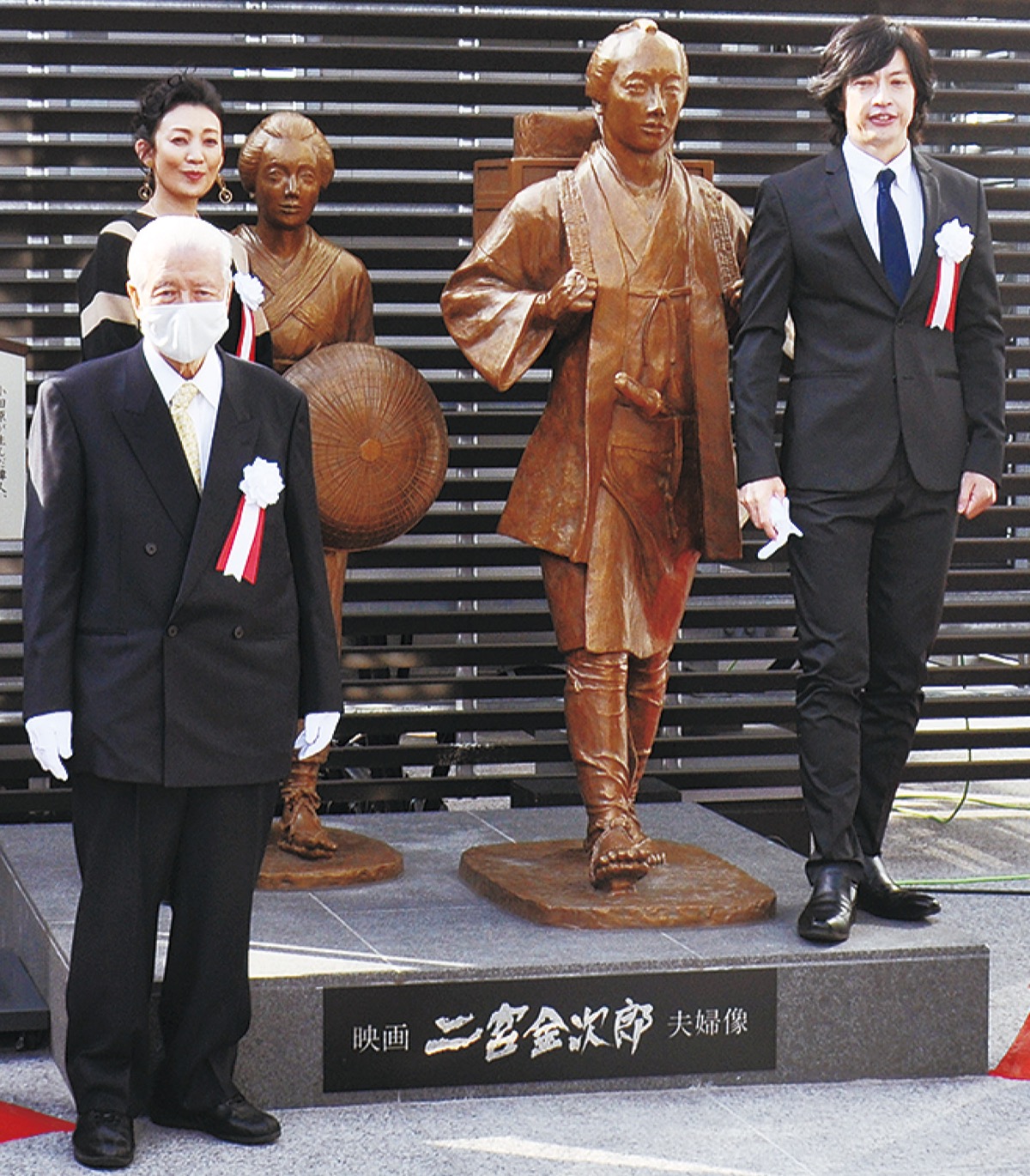 映画二宮金次郎夫婦像の前で、金次郎役の合田雅吏さんとなみ役の田中美里さんと