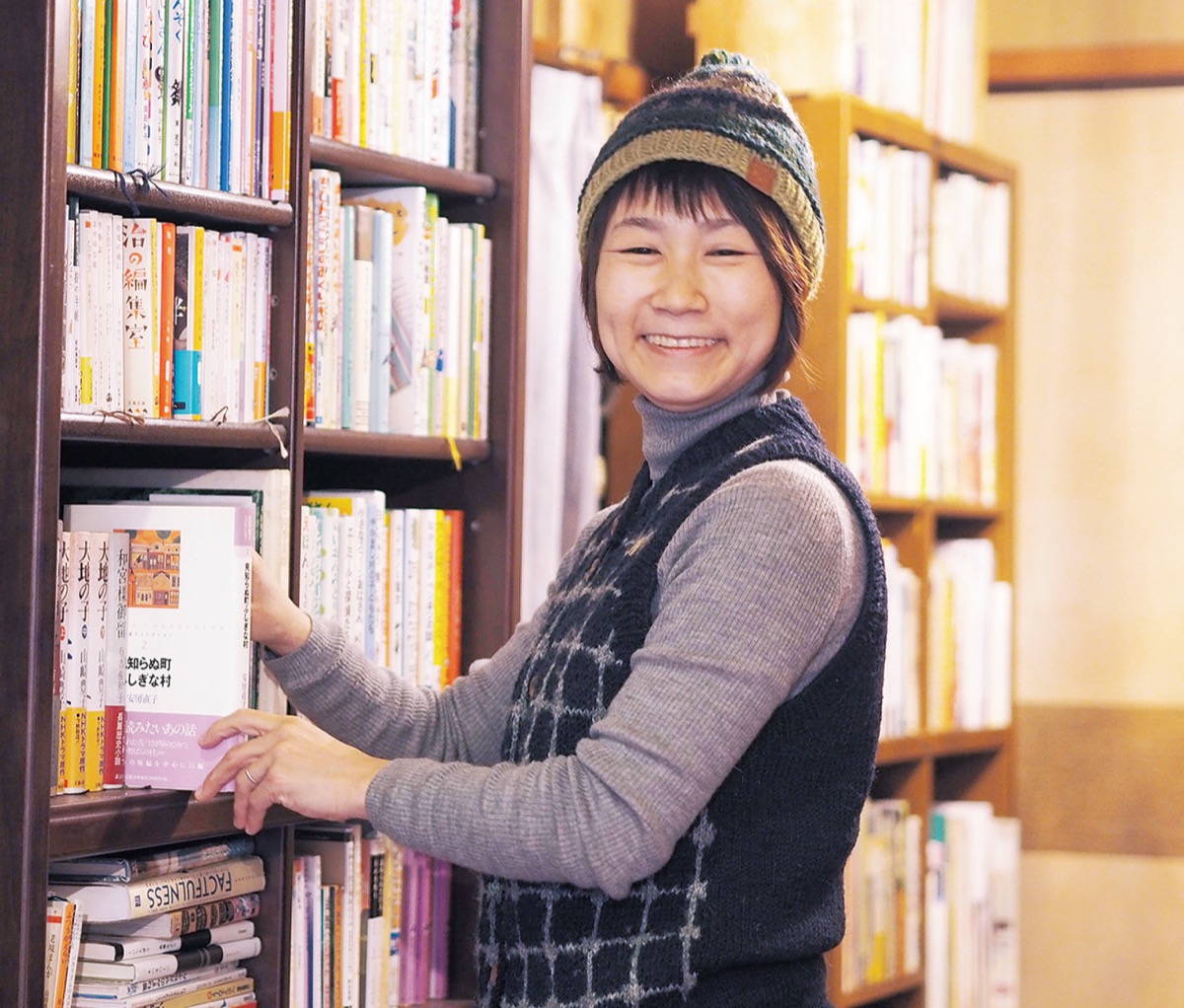 古本を集め、開店準備をする広田さん