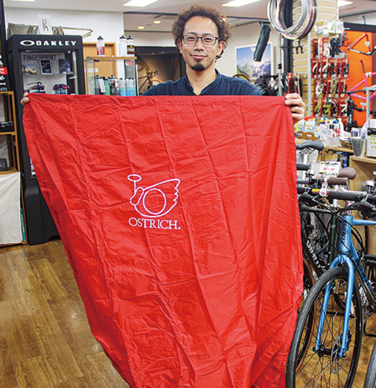 輪行バッグを紹介する今野さん