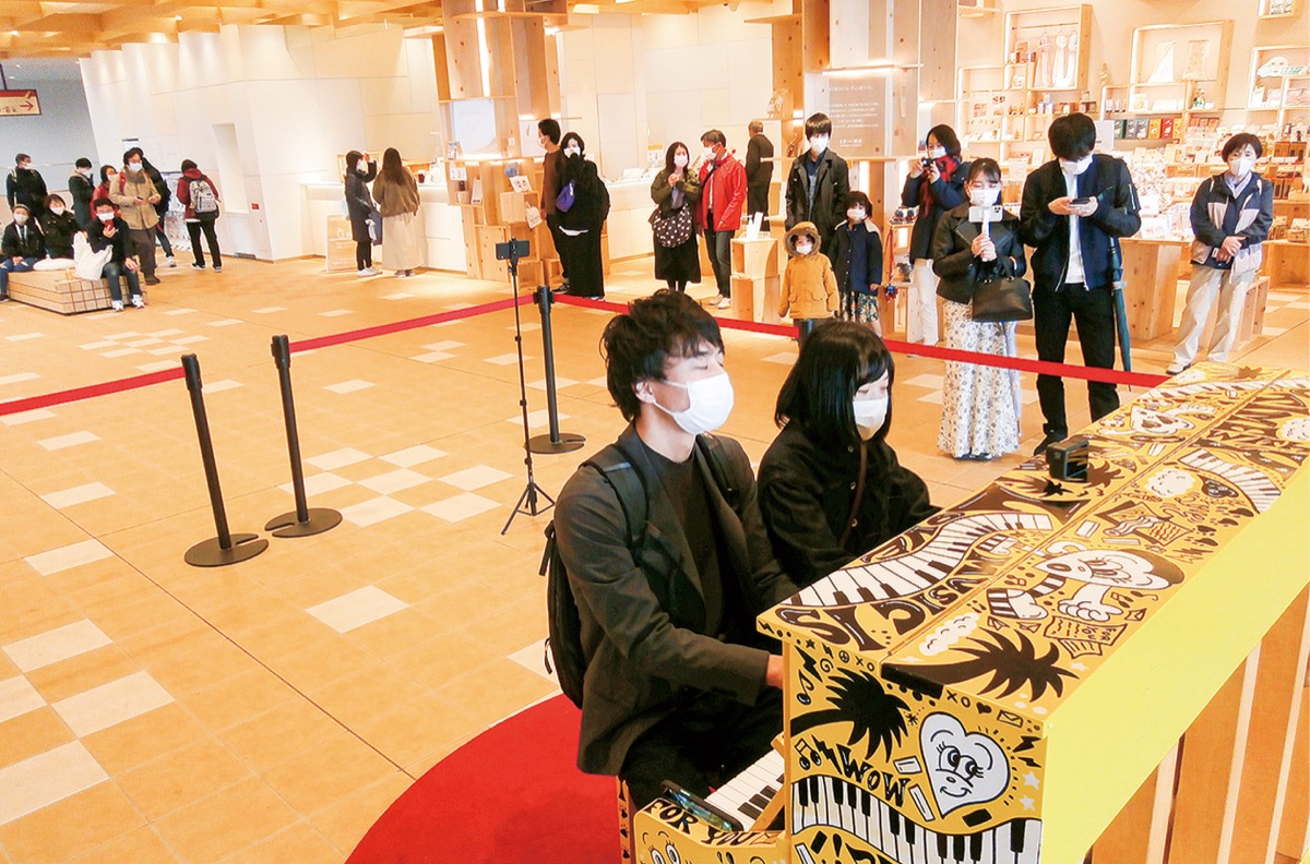 Street pianos placed in Odawara and Hakone attarcted many pedestrians