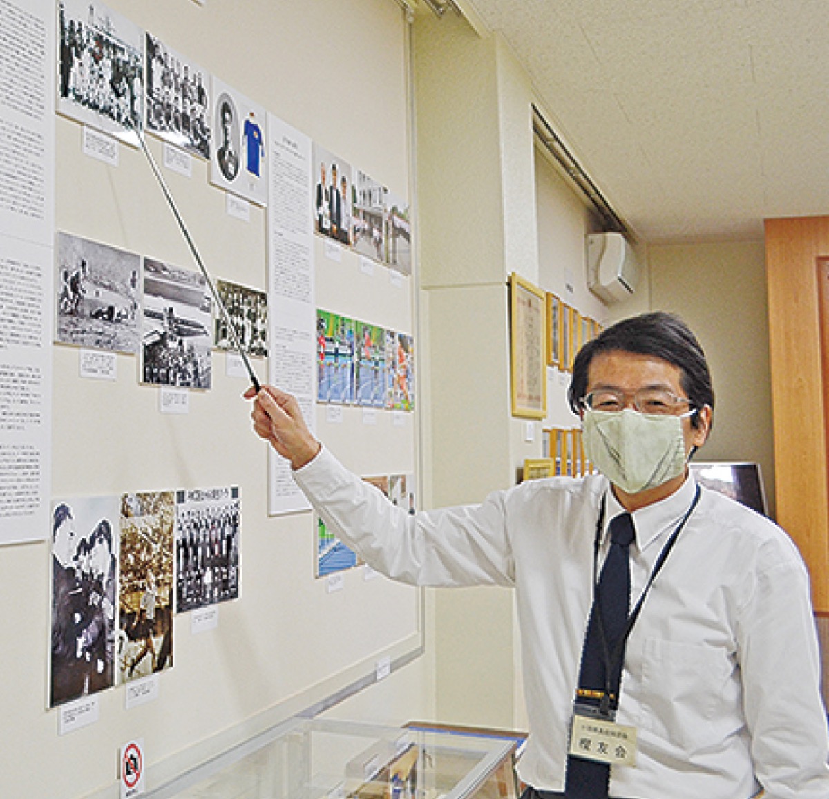 企画展を案内する仮野委員長