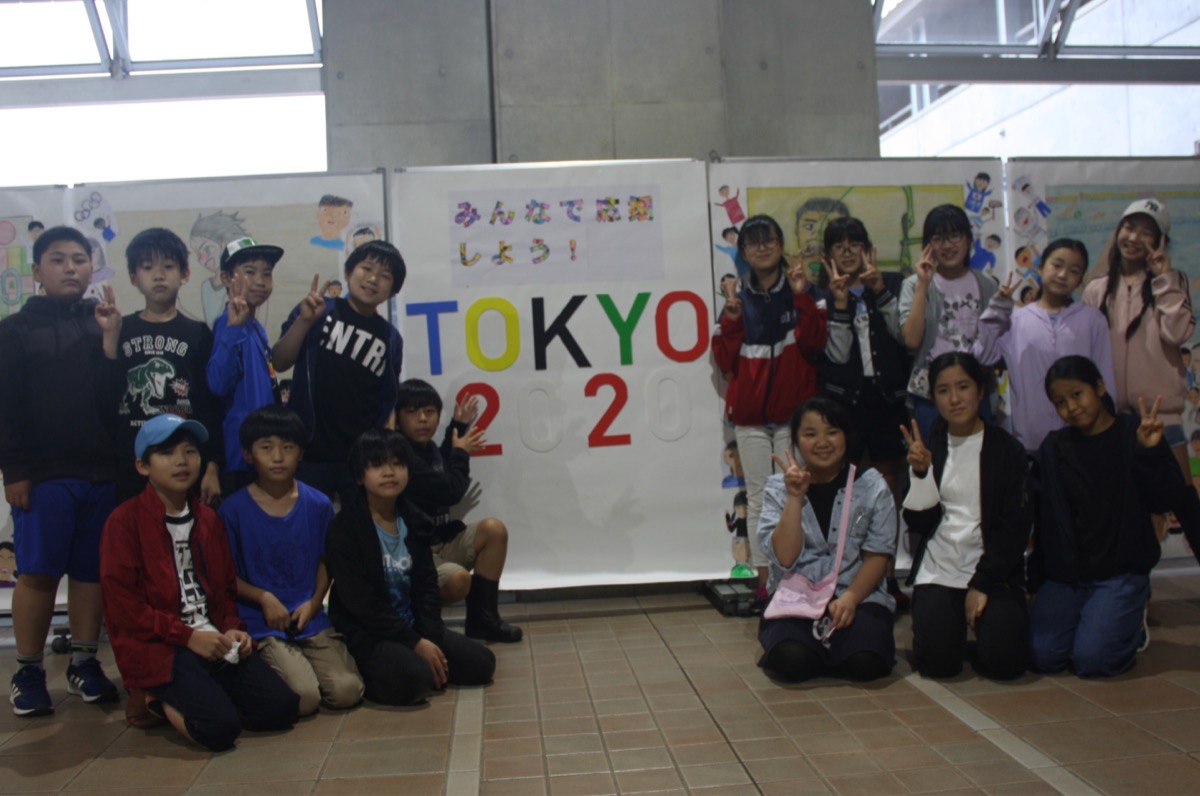 Children in Odawara cheer Olympic athletes with painting