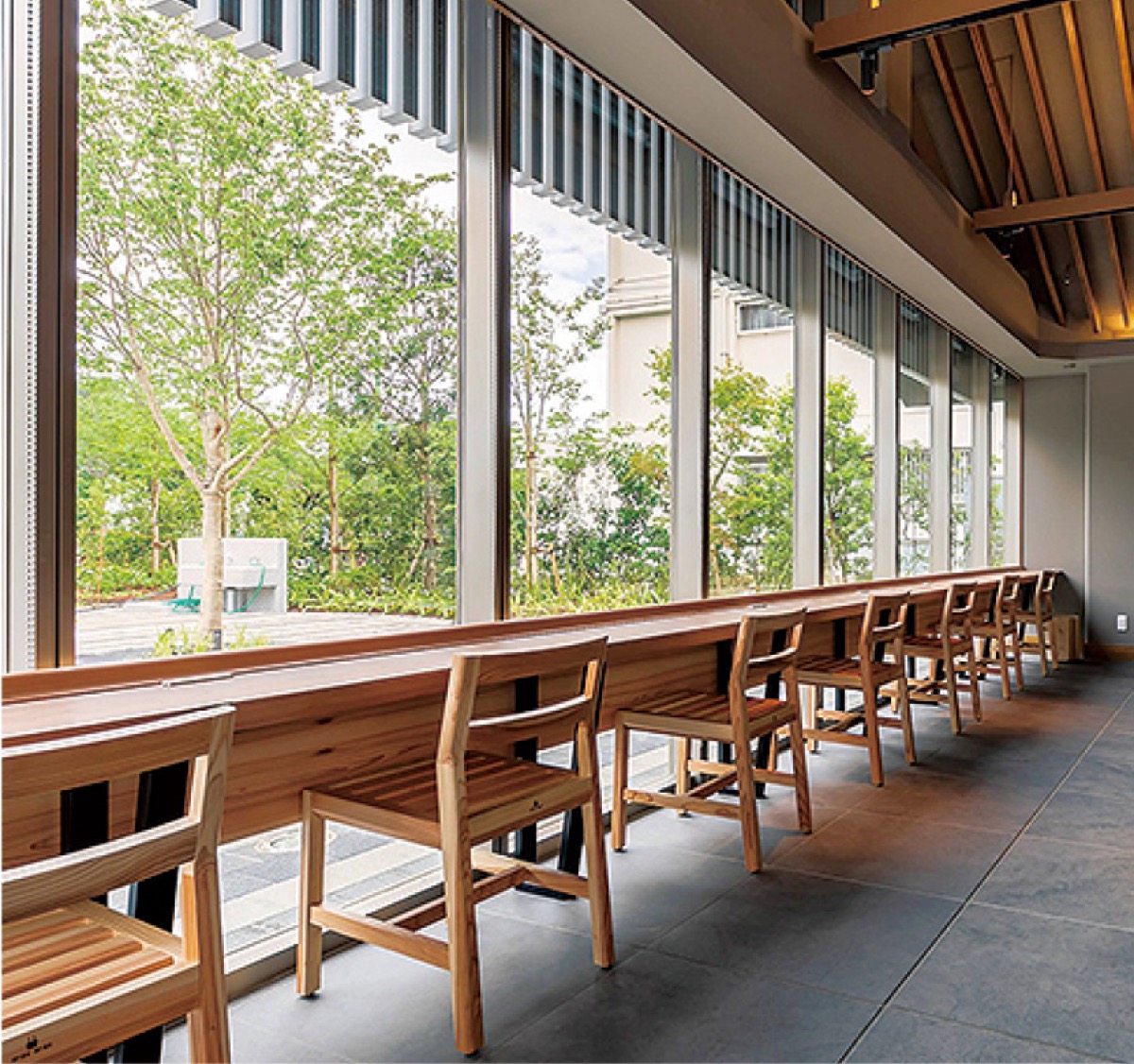 開業飾る「アートＴシャツ」 (写真2)